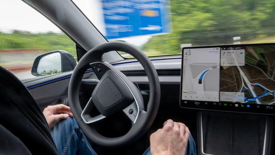 Der US-Elektroautobauer Tesla bem&uuml;ht sich um die Zulassung von FSD in den europ&auml;ischen L&auml;ndern (Archivbild)
