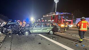 Die zusammengeprallten Autos wurden bei dem Unfall schwer beschädigt. Die zusammengeprallten Autos wurden bei dem Unfall schwer beschädigt.