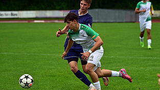 Lukas Semmler (grün-weiß) hatte kurz vor dem Ende den 1:1-Ausgleich für Deggendorf auf dem Fuß, er scheiterte am Tormann.