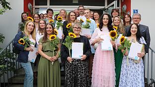 Die erfolgreichen neuen Fachkräfte für Wellness, Kosmetik, Massage und Naturangebote, Die erfolgreichen neuen Fachkräfte für Wellness, Kosmetik, Massage und Naturangebote,