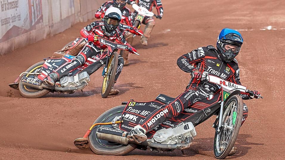 Kennt nur Vollgas: Landshuts Jonas Knudsen (blauer Helm) erwischte einen richtig guten Abend und stach mit seinen zw&ouml;lf Punkten aus der bockstarken Mannschaftsleistung heraus.