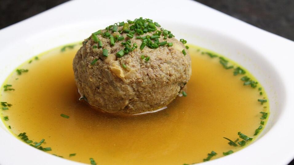 Ein deftiges Schmankerl selbst gemacht: die Leberknödelsuppe. Ein deftiges Schmankerl selbst gemacht: die Leberknödelsuppe.