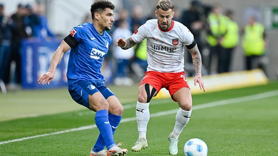 Der 1. FC Heidenheim um Niklas Dorsch (r) und die TSG 1899 Hoffenheim um Valentin Gendrey lieferten sich ein Duell auf Augenhöhe.