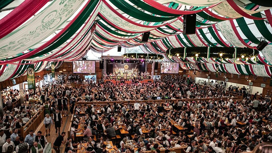 Echte Blasmusikfans lie&szlig;en sich den Montagabend im Festzelt Weckmann nicht entgehen.