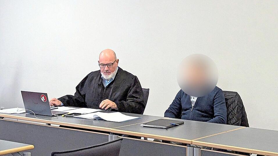 Strafverteidiger Christian Pustelnik arbeitete mit seinen Fragen heraus, was sein Mandant im vergangenen Jahr durchgemacht hat. Strafverteidiger Christian Pustelnik arbeitete mit seinen Fragen heraus, was sein Mandant im vergangenen Jahr durchgemacht hat.