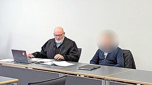 Strafverteidiger Christian Pustelnik arbeitete mit seinen Fragen heraus, was sein Mandant im vergangenen Jahr durchgemacht hat. Strafverteidiger Christian Pustelnik arbeitete mit seinen Fragen heraus, was sein Mandant im vergangenen Jahr durchgemacht hat.