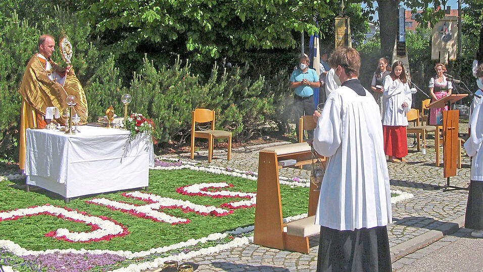 Zelebrant Kaplan Thomas Meier bei der Segensspendung. Zelebrant Kaplan Thomas Meier bei der Segensspendung.