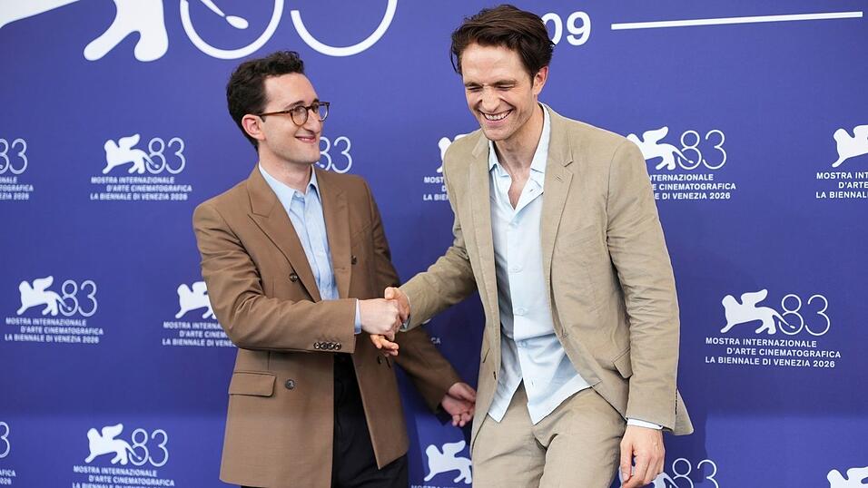 Regisseur Lance Oppenheim und sein Protagonist Pattinson.