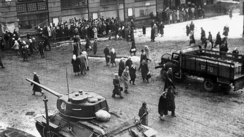 Sowjetische Panzer in den Straßen von Budapest. (Archivbild) Sowjetische Panzer in den Straßen von Budapest. (Archivbild)