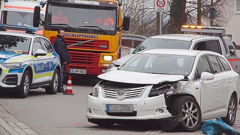 Im Auto saß eine Person, die leichte Verletzungen erlitt. Im Auto saß eine Person, die leichte Verletzungen erlitt.