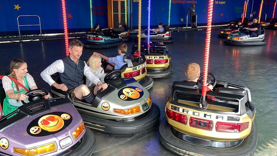 Die Josef R&auml;dlinger Unternehmensgruppe mietete das K&ouml;tztinger Volksfest und feierte dort am Freitag mit 2.500 G&auml;sten ein rauschendes Sommerfest.