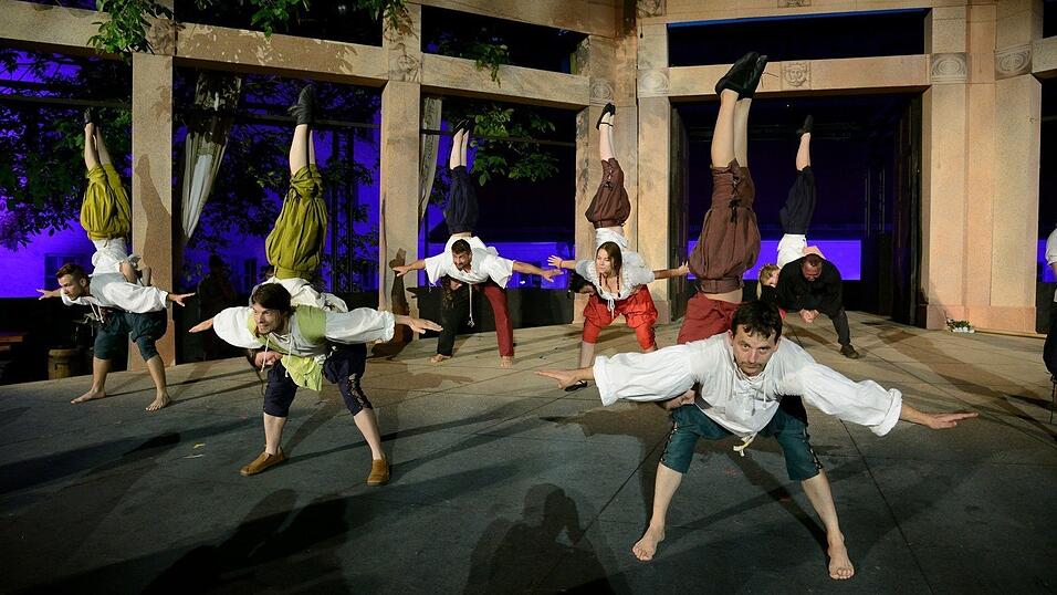 In der Pause hatte die Showtanzgruppe 'Flip Flops' Zeit, ihr ganzes Können zu präsentieren. (Fotos: Ulli Scharrer) In der Pause hatte die Showtanzgruppe 'Flip Flops' Zeit, ihr ganzes Können zu präsentieren. (Fotos: Ulli Scharrer)