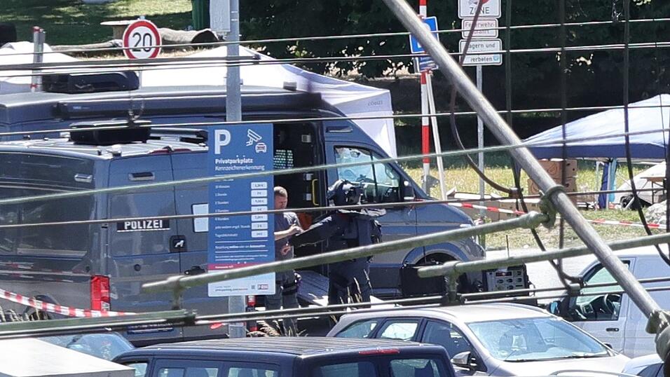 Die Polizei fand bei Durchsuchungen einen verd&auml;chtigen Gegenstand, der sich sp&auml;ter aber als ungef&auml;hrlich herausstellte.