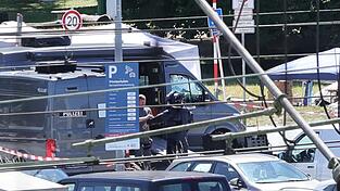 Die Polizei fand bei Durchsuchungen einen verdächtigen Gegenstand, der sich später aber als ungefährlich herausstellte. Die Polizei fand bei Durchsuchungen einen verdächtigen Gegenstand, der sich später aber als ungefährlich herausstellte.