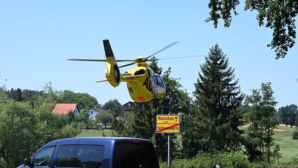 Nach einem Unfall in Seifriedswörth bei Velden musste ein Rettungshubschrauber eine verletzte Person abtransportieren. Nach einem Unfall in Seifriedswörth bei Velden musste ein Rettungshubschrauber eine verletzte Person abtransportieren.