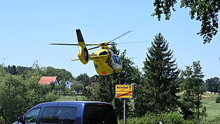 Nach einem Unfall in Seifriedswörth bei Velden musste ein Rettungshubschrauber eine verletzte Person abtransportieren. Nach einem Unfall in Seifriedswörth bei Velden musste ein Rettungshubschrauber eine verletzte Person abtransportieren.