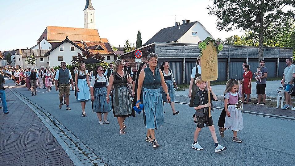 Ein bunter Festzug ging durch die Straßen in Frontenhausen. Ein bunter Festzug ging durch die Straßen in Frontenhausen.