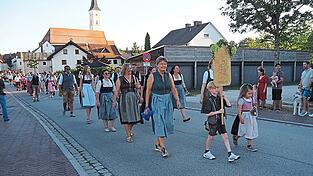 Ein bunter Festzug ging durch die Straßen in Frontenhausen. Ein bunter Festzug ging durch die Straßen in Frontenhausen.