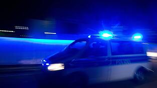 Die Landauer Polizei sucht einen Dieb, der in die Fahrzeughalle der Feuerwehr Pilsting eingebrochen ist. (Symbolbild)