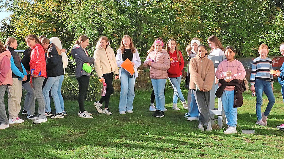 In der Pause treffen sich die Mädchen vor dem Kiosk. In der Pause treffen sich die Mädchen vor dem Kiosk.