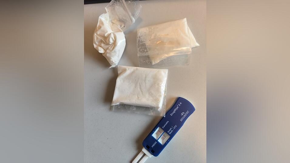 Insgesamt stellte die Polizei 130 Gramm Amphetamin sicher. Die Drogen haben einen Wert von 1.300 bis 3.250 Euro.