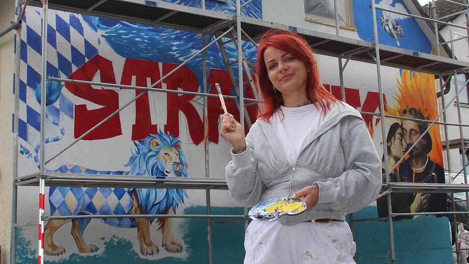 Sina Frohnholzer verwandelt die Fassade ihres Haus in Straubing in ein spektakuläres Kunstwerk.