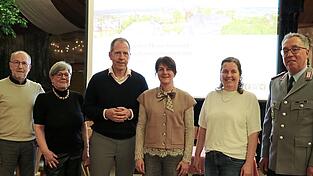 Boris Nannt (3.v.l.) und Claus Schorn (r.) mit Vorstandsmitgliedern des Gewerbevereins.