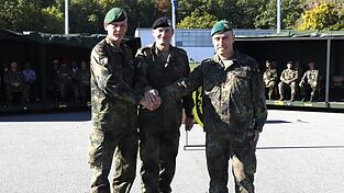 Oberstleutnant i. G. Felix Harder, Oberst Jörg Stenzel und Oberstleutnant i.G. Alexander Mann beim symbolischen Handschlag nach der Übergabe. Oberstleutnant i. G. Felix Harder, Oberst Jörg Stenzel und Oberstleutnant i.G. Alexander Mann beim symbolischen Handschlag nach der Übergabe.