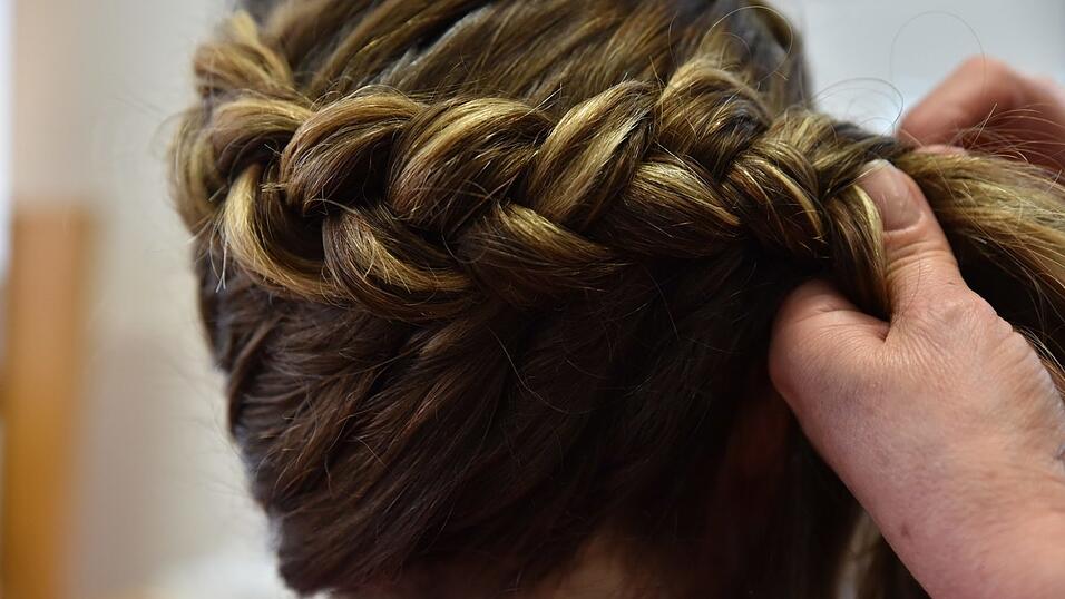 Flechten Sie den Zopf einmal rund herum bis zur anderen Seite. Flechten Sie den Zopf einmal rund herum bis zur anderen Seite.