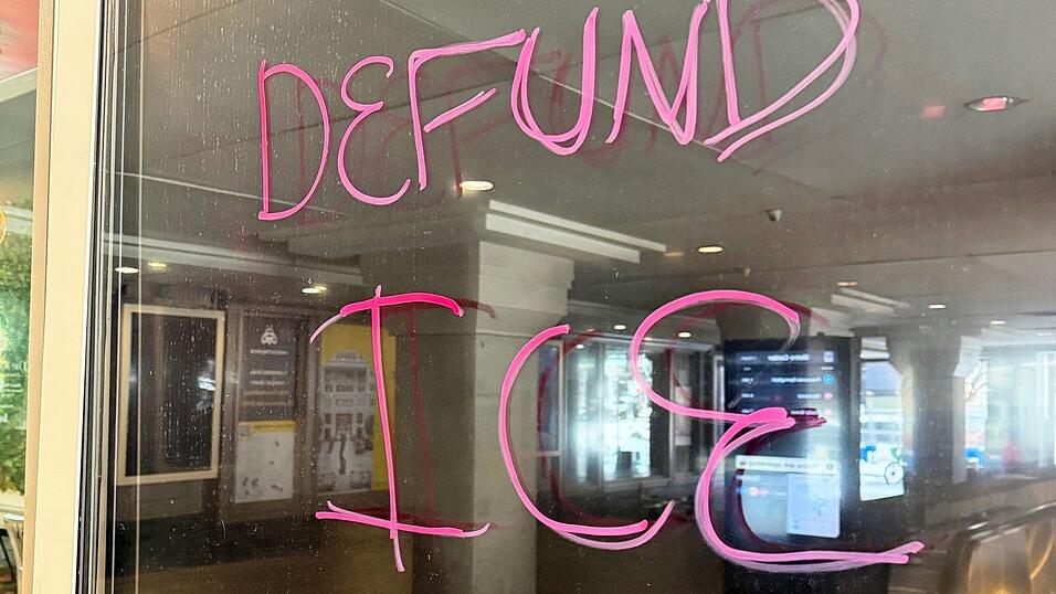 Die umstrittene Einwanderungsbehörde ICE steht im Zentrum der Kritik. Die umstrittene Einwanderungsbehörde ICE steht im Zentrum der Kritik.