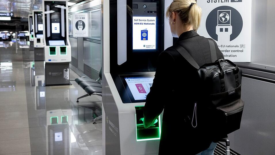 Auch an den Flughäfen in Nürnberg und Memmingen soll Ende Januar das europäische Ein- und Ausreisesystem (Entry-Exit-System – EES) in Betrieb gehen, das die Sicherheit an den Außengrenzen der Europäischen Union erhöhen soll. (Archivbild) Auch an den Flughäfen in Nürnberg und Memmingen soll Ende Januar das europäische Ein- und Ausreisesystem (Entry-Exit-System – EES) in Betrieb gehen, das die Sicherheit an den Außengrenzen der Europäischen Union erhöhen soll. (Archivbild)