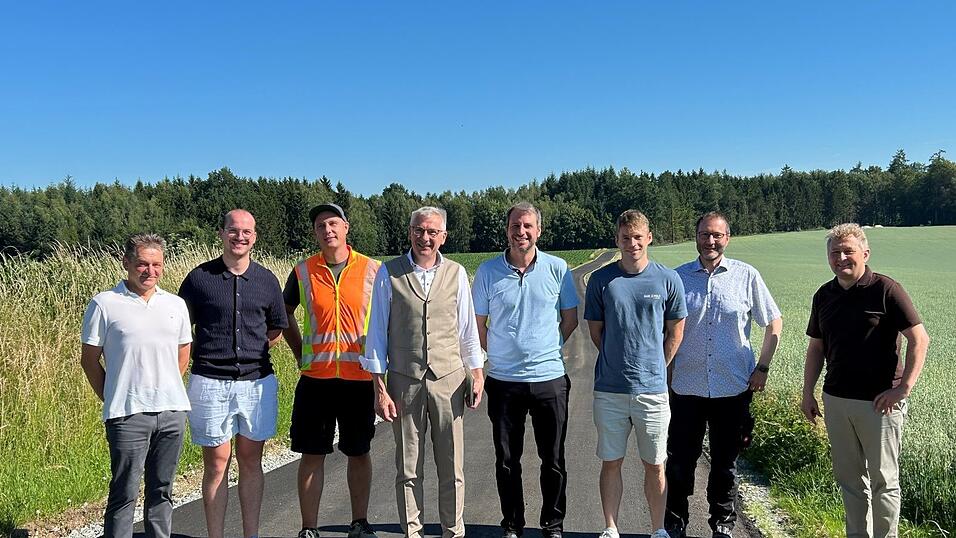 Martin Wilhelm (v. l.) und Moritz Obergru&szlig;berger, Andreas Sterr, Werner Bumeder, Matthias Kohlmayer, Marius Unholzer, Christian Simmel und Josef Beham bei dem Vor-Ort-Termin an der Baustelle.