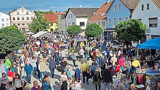 Viele Besucher drängten sich am Flohmarkt-Sonntag bei zunächst trockenem Spätsommerwetter durch die Hofmark und die Schlossparkstraße. Viele Besucher drängten sich am Flohmarkt-Sonntag bei zunächst trockenem Spätsommerwetter durch die Hofmark und die Schlossparkstraße.