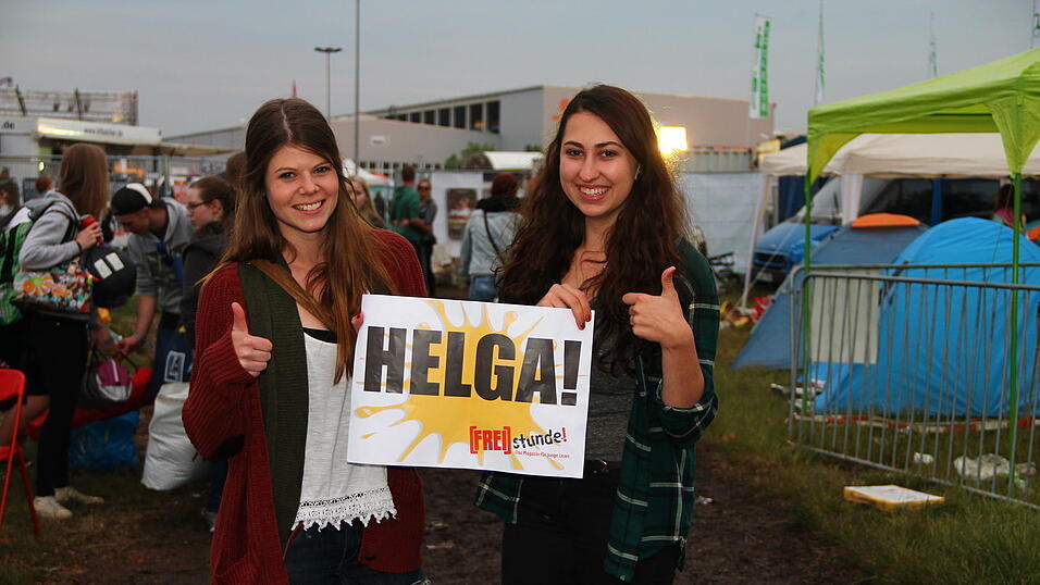 Die Besucher des Pfingst-Open-Airs in Salching sind schon in Feierlaune, aufgenommen von David Voltz am Freitag. Die Besucher des Pfingst-Open-Airs in Salching sind schon in Feierlaune, aufgenommen von David Voltz am Freitag.