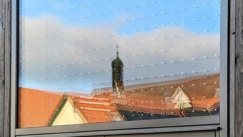 Das Pünktchen-Muster macht Glas für Vögel sichtbar und bedeckt dabei laut LBV weniger als ein Prozent der Scheibenfläche. Das Pünktchen-Muster macht Glas für Vögel sichtbar und bedeckt dabei laut LBV weniger als ein Prozent der Scheibenfläche.