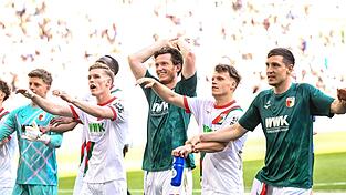 Lie&szlig;en sich von den Fans feiern: Die Fu&szlig;baller des FC Augsburg nach dem 3:1 &uuml;ber Gladbach.
