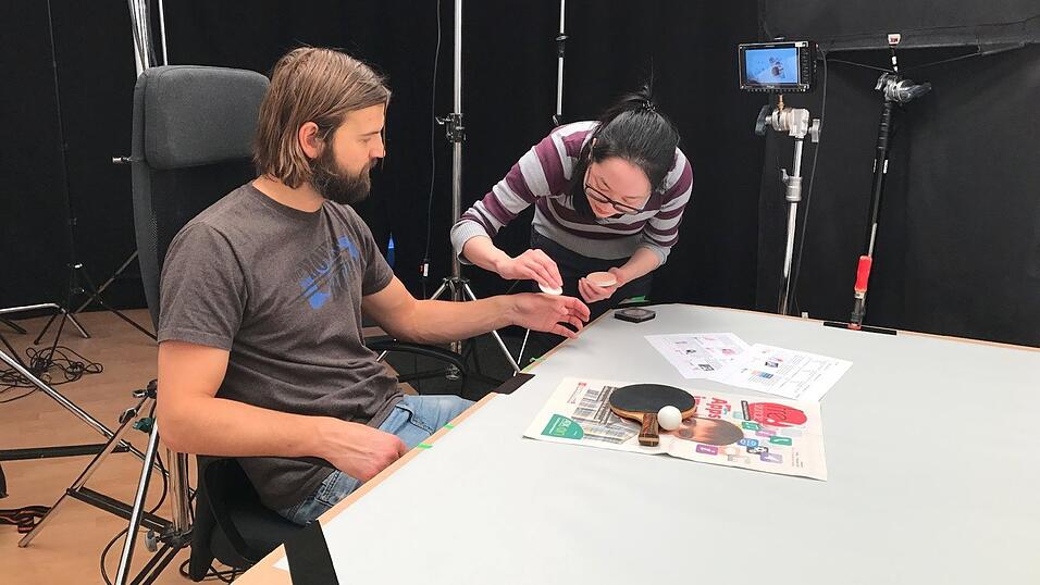 Ly Truong schminkt die Hände von Producer Andre Albrecht. Ly Truong ist Grafikerin bei der Keksfabrik, durfte aber in zwei der Spots als 'Handmodel' agieren. Andre Albrecht war bei allen Spots der Kameramann. In einem Clip sind auch seine Hände zu sehen. Ly Truong schminkt die Hände von Producer Andre Albrecht. Ly Truong ist Grafikerin bei der Keksfabrik, durfte aber in zwei der Spots als 'Handmodel' agieren. Andre Albrecht war bei allen Spots der Kameramann. In einem Clip sind auch seine Hände zu sehen.