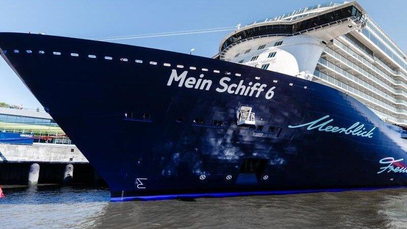 'Mein Schiff 6' hier festgemacht im Hamburger Hafen. Auf dem Kreuzfahrtschiff der Reederei Tui Cruises sind mehrere Besatzungsmitglieder positiv auf das Coronavirus getestet worden. 'Mein Schiff 6' hier festgemacht im Hamburger Hafen. Auf dem Kreuzfahrtschiff der Reederei Tui Cruises sind mehrere Besatzungsmitglieder positiv auf das Coronavirus getestet worden.