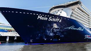 'Mein Schiff 6' hier festgemacht im Hamburger Hafen. Auf dem Kreuzfahrtschiff der Reederei Tui Cruises sind mehrere Besatzungsmitglieder positiv auf das Coronavirus getestet worden.