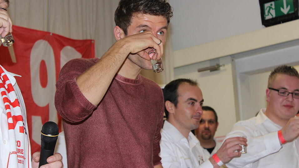 Thomas Müller besuchte am Sonntagnachmittag den 'FC Bayern-Fanclub Straubing '93'. (Foto: Fabian Roßmann) Thomas Müller besuchte am Sonntagnachmittag den 'FC Bayern-Fanclub Straubing '93'. (Foto: Fabian Roßmann)