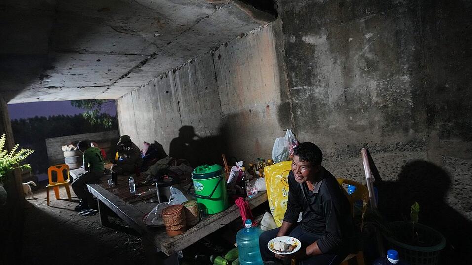 Thailändische Einwohner suchen Schutz vor Kämpfen an der Grenze zu Kambodscha in einem Schutzraum. (Foto aktuell) Thailändische Einwohner suchen Schutz vor Kämpfen an der Grenze zu Kambodscha in einem Schutzraum. (Foto aktuell)