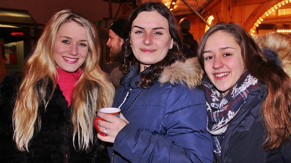 Auch am Samstag, 15. Dezember, strömten wieder etliche Besucher aus Landshut und Umgebung zur Weihnachtspyramide am Alten Viehmarkt. Auch am Samstag, 15. Dezember, strömten wieder etliche Besucher aus Landshut und Umgebung zur Weihnachtspyramide am Alten Viehmarkt.