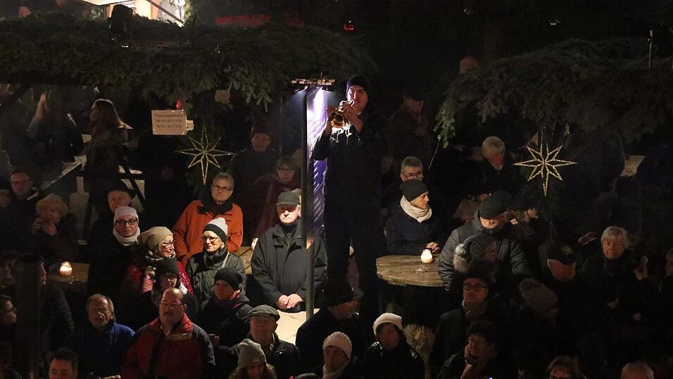Der Weihnachtsmarkt auf Schloss Sankt Emmeram in Regensburg wurde am Freitag feierlich er&ouml;ffnet.