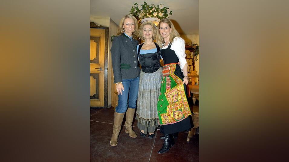 Schauspielerinnen Georgia Maier (re.), Veronika von Quast und Monika Gruber (li.) anlässlich der Aufführung von 'Der Wadlbeisser' an der Iberl Bühne in München im Jahr 2006. Schauspielerinnen Georgia Maier (re.), Veronika von Quast und Monika Gruber (li.) anlässlich der Aufführung von 'Der Wadlbeisser' an der Iberl Bühne in München im Jahr 2006.