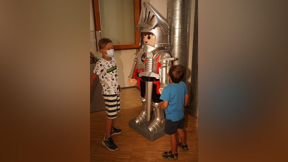 Ein lebensgroßer Playmobil-Ritter in garantiert rostfreier Rüstung: Sie ist, wie der Ritter selbst, natürlich aus Hartplastik. Ein lebensgroßer Playmobil-Ritter in garantiert rostfreier Rüstung: Sie ist, wie der Ritter selbst, natürlich aus Hartplastik.