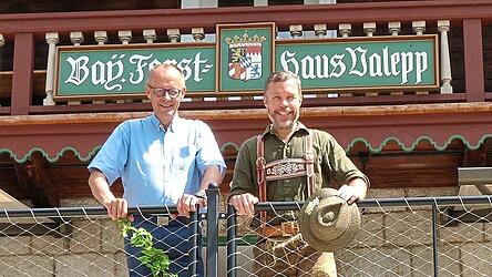 Gastronom Johannes Rabl (r.) mit hohem Besuch im Forsthaus Valepp: Bundeskanzler Friedrich Merz (CDU) ist im August dort gewesen.