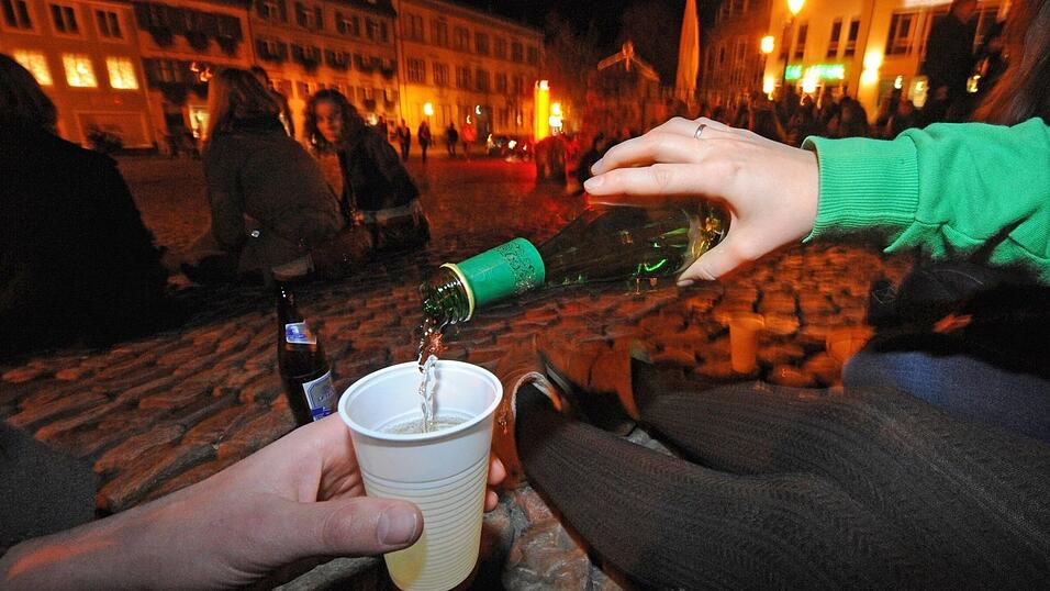 Alkoholkonsum spielt bei Jugendlichen weiter eine Rolle (Symbolbild)