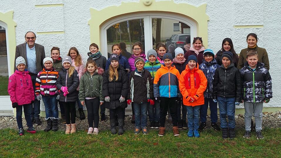 Bürgermeister Rolf-Peter Holzleitner freute sich über den Besuch der vierten Klassen. Bürgermeister Rolf-Peter Holzleitner freute sich über den Besuch der vierten Klassen.