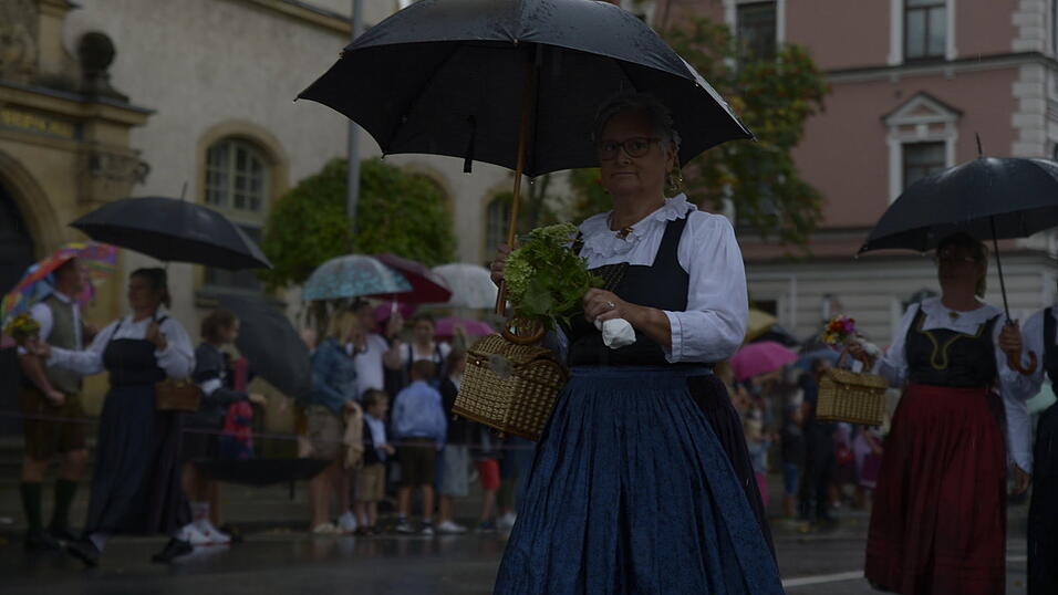 Zahlreiche Musik- und Trachtengruppen zogen nach dreij&auml;hriger Pause am Freitagabend zum Festplatz Am Hagen.&nbsp;