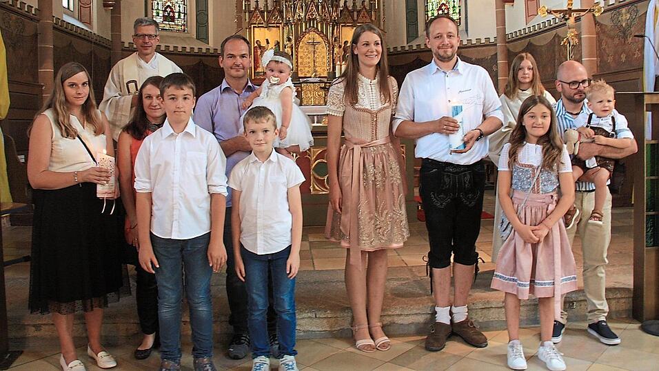 Pfarrer Wutz und Ministrantin mit den Tauffamilien.